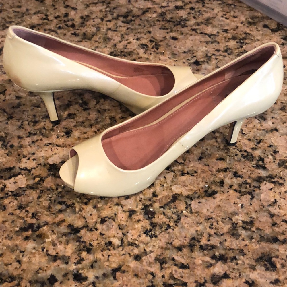 Vince Camuto peep toe pumps in Blush patent. 8.5